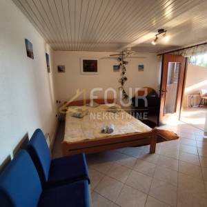 Istra, Medulin, 2 apartmana, okućnica, pogled na more