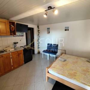 Istra, Medulin, 2 apartmana, okućnica, pogled na more