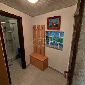 Istra, Medulin, 2 apartmana, okućnica, pogled na more