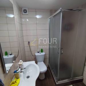 Istra, Medulin, 2 apartmana, okućnica, pogled na more
