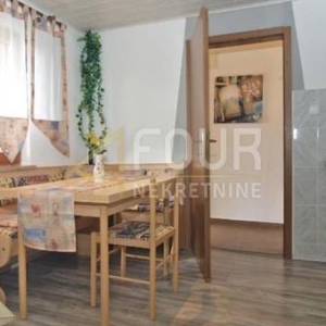 Istra, Medulin, 2 apartmana, okućnica, pogled na more