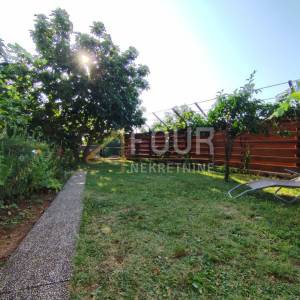 Istra, Medulin, 2 apartmana, okućnica, pogled na more