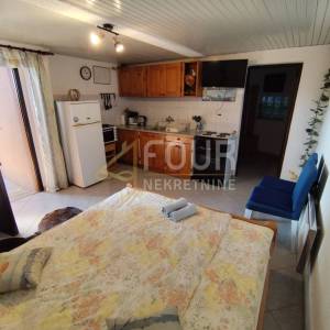 Istra, Medulin, 2 apartmana, okućnica, pogled na more