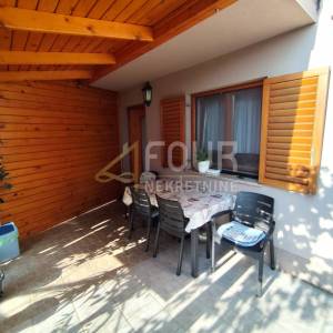 Istra, Medulin, 2 apartmana, okućnica, pogled na more