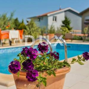 ISTRA, MEDULIN - Apartmanska kuća smještena nadomak plaža