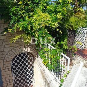 ISTRA, MEDULIN Apartmanska kuća uz more s bazenom, konobom i tenis igralištem - POGLED NA MORE!!
