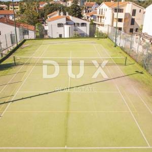 ISTRA, MEDULIN Apartmanska kuća uz more s bazenom, konobom i tenis igralištem - POGLED NA MORE!!