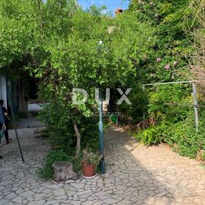 ISTRA, MEDULIN Istarska kuća s dvorištem za renovaciju - 400 m OD PLAŽE!!