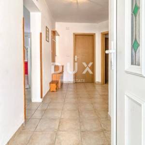 ISTRA, MEDULIN - Kuća s 2 apartmana, 100 m od plaže - POGLED NA MORE!!