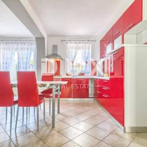 ISTRA, MEDULIN - Kuća s 2 apartmana, 100 m od plaže - POGLED NA MORE!!