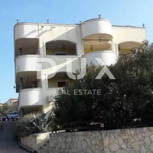 ISTRA - MEDULIN, kuća s više apartmana i bazenom 300 m od mora