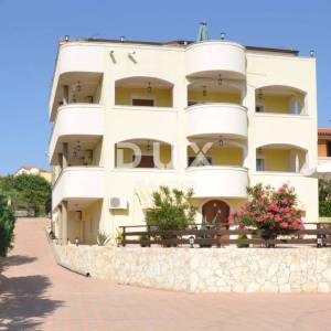 ISTRA - MEDULIN, kuća s više apartmana i bazenom 300 m od mora