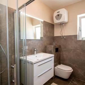 ISTRA, MEDULIN Obiteljska kuća s apartmanima u Banjolama - 500 m OD MORA!!