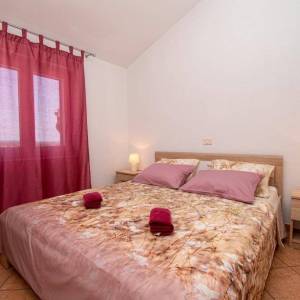 ISTRA, MEDULIN Obiteljska kuća s apartmanima u Banjolama - 500 m OD MORA!!