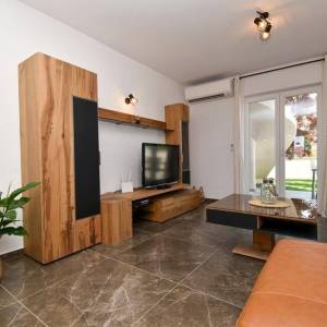 ISTRA, MEDULIN Obiteljska kuća s apartmanima u Banjolama - 500 m OD MORA!!