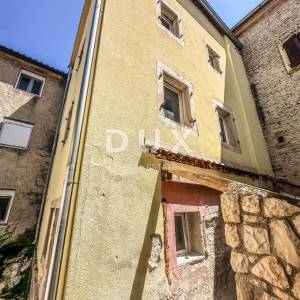 ISTRA, MEDULIN - Šarmantna kamena kuća s apartmanom u prizemlju u centru Medulina