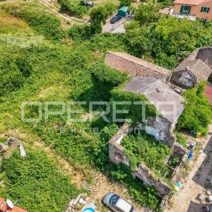 Istra, Momjan- autohtone  kuće za renovaciju s građevinskim zemljištem