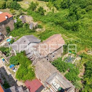 Istra, Momjan- autohtone  kuće za renovaciju s građevinskim zemljištem