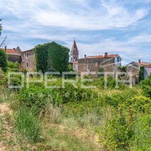 Istra, Momjan-građevinsko zemljište s ruševinom