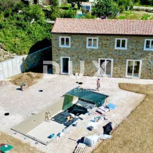 ISTRA, MOMJAN - Istarska kamena kuća s bazenom i pogledom na more