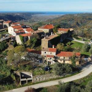 ISTRA, MOMJAN - Jedinstveno imanje na prekrasnoj lokaciji s pogledom