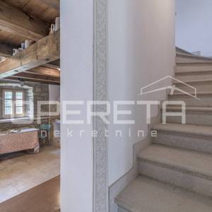 
Istra, Momjan okolica-Autohtona kamena kuća s otvorenim pogledom na more
