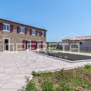 Istra, Momjan okolica-samostojeća kuća s bazenom i pogledom