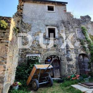 ISTRA, MOMJAN - Zemljište s pogledom i građevinskom dozvolom za gradnju više objekata