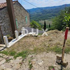 ISTRA, MOTOVUN - Autentična prilika u srcu Motovuna – kameni niz s vrtom i pogledom koji ostavlja bez daha