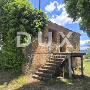ISTRA, MOTOVUN - Bajkovita prilika za ulaganje u srce Istre, zemljište s kamenim objektom