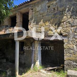 ISTRA, MOTOVUN - Bajkovita prilika za ulaganje u srce Istre, zemljište s kamenim objektom