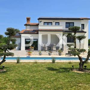 ISTRA, MOTOVUN - Besprijekorna vila na rubu naselja