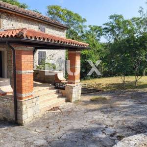 ISTRA, MOTOVUN - Kamena kuća s potencijalom