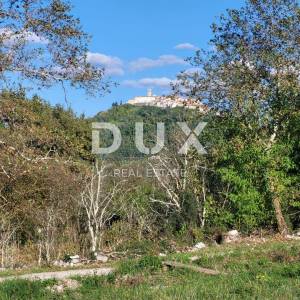 ISTRA, MOTOVUN - Kompleks građevinskog i poljoprivrednog zemljišta s pogledom na Motovun