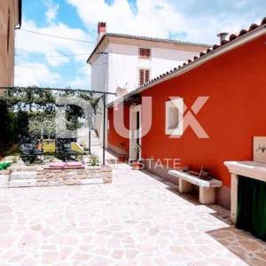 ISTRA, MOTOVUN - kuća u centru Motovuna s dva stana i dvorištem