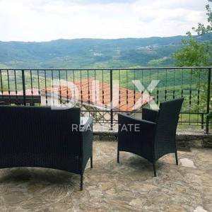 ISTRA, MOTOVUN - kuća u centru Motovuna s dva stana i dvorištem