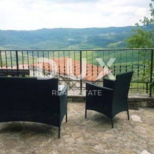 ISTRA, MOTOVUN - kuća u centru Motovuna s dva stana i dvorištem