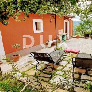 ISTRA, MOTOVUN - kuća u centru Motovuna s dva stana i dvorištem