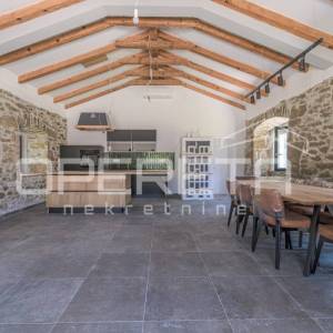 Istra, Motovun okolica- Kamena kuća s bazenom