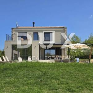 ISTRA, MOTOVUN, OKOLICA - Panoramski pogled koji ostavlja bez daha! Prekrasna vila ispred zelene zone s potpunom privatnošću...