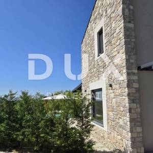 ISTRA, MOTOVUN, OKOLICA - Panoramski pogled koji ostavlja bez daha! Prekrasna vila ispred zelene zone s potpunom privatnošću...