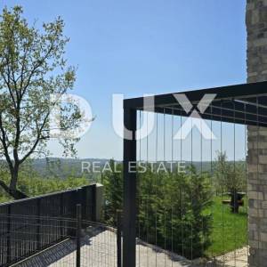 ISTRA, MOTOVUN, OKOLICA - Panoramski pogled koji ostavlja bez daha! Prekrasna vila ispred zelene zone s potpunom privatnošću...