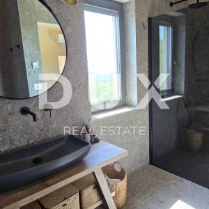ISTRA, MOTOVUN, OKOLICA - Panoramski pogled koji ostavlja bez daha! Prekrasna vila ispred zelene zone s potpunom privatnošću...