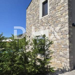 ISTRA, MOTOVUN, OKOLICA - Panoramski pogled koji ostavlja bez daha! Prekrasna vila ispred zelene zone s potpunom privatnošću...
