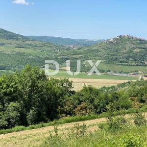 ISTRA, MOTOVUN - Pogled na najljepši Motovun! Građevinsko zemljište s dozvolom za rustikalnu vilu