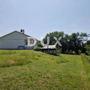 ISTRA, MOTOVUN - Prizemnica na komfornoj okućnici