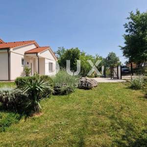 ISTRA, MOTOVUN - Prizemnica na komfornoj okućnici
