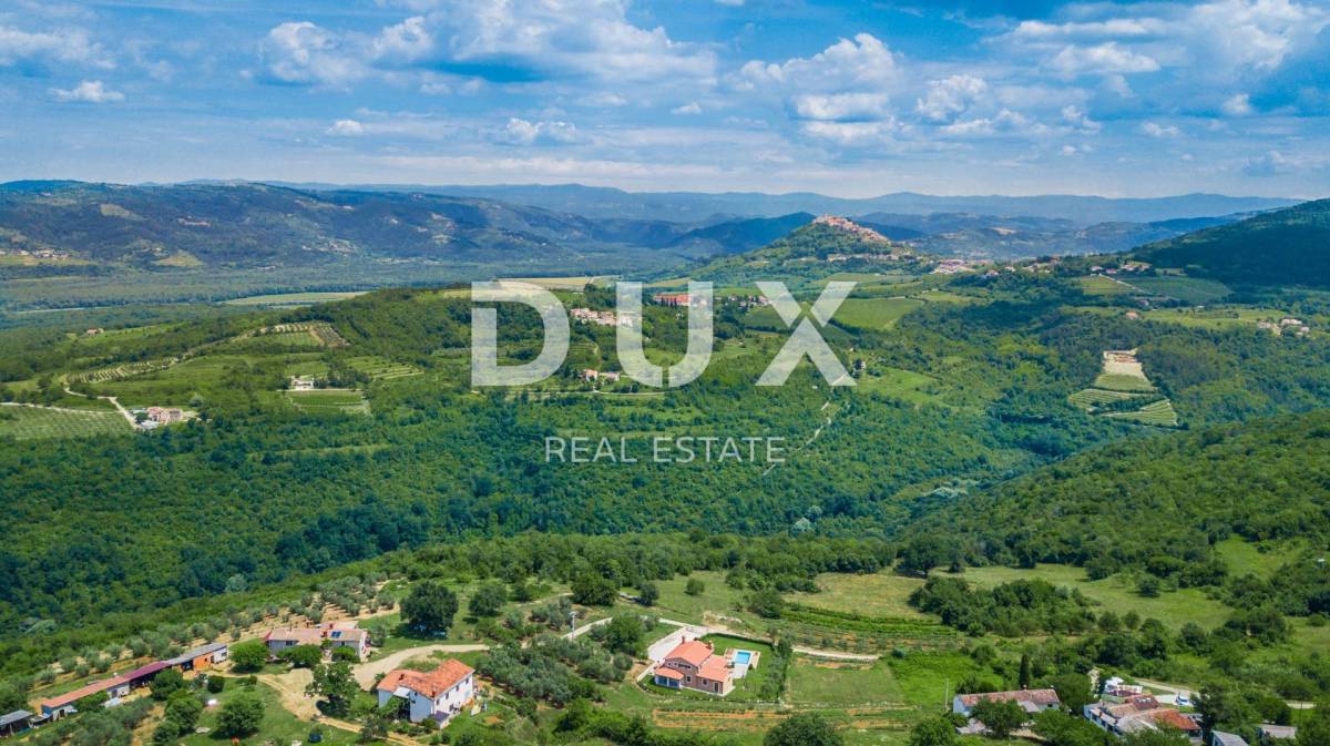 ISTRA, MOTOVUN - Prostrano građevinsko zemljište T2 namjene sa predivnim pogledom na Motovun