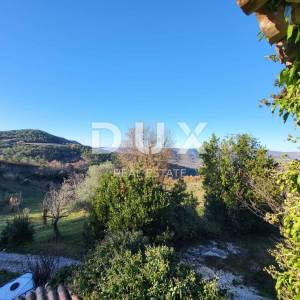 ISTRA, MOTOVUN - Samostojeća kamena starina s pogledom na Motovun i glavnim projektom za obnovu
