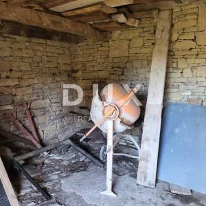 ISTRA, MOTOVUN - Samostojeća kamena starina s pogledom na Motovun i glavnim projektom za obnovu
